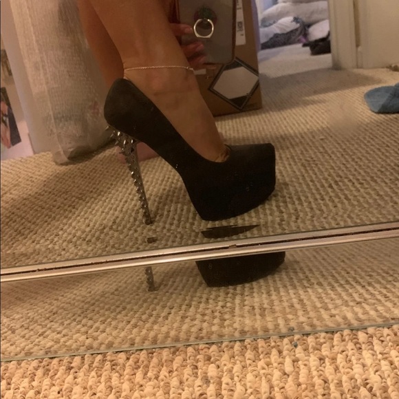 Heels - Picture 4 of 4